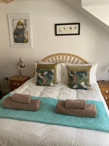 um quarto com uma cama com duas toalhas em 5 Porth Gwel em Falmouth