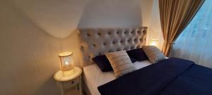 Кровать или кровати в номере Lux Apartment ll Prijedor