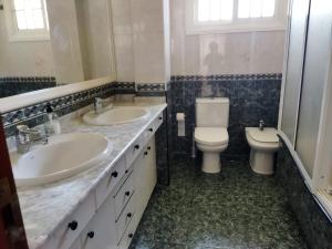 A bathroom at CASA PASAXE 1º