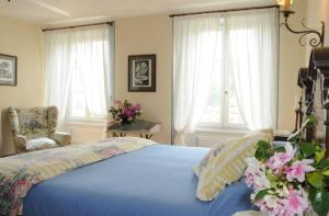コモにあるGuest House Villa Cortiのベッドルーム1室(ベッド1台、椅子、窓付)