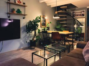 ein Wohnzimmer mit einem Sofa und einem Tisch in der Unterkunft Incredible 2BR Penthouse with Urban Rooftop Garden in Barcelona