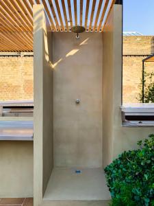 Et badeværelse på Incredible 2BR Penthouse with Urban Rooftop Garden
