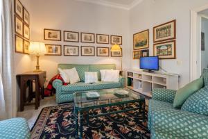 un soggiorno con 2 divani e una TV di Santa Cruz Apartment, 2 pax, quiet and stil a Siviglia