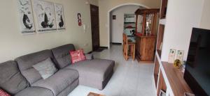 ein Wohnzimmer mit einem Sofa und einer Küche in der Unterkunft Very bright well kept apartment in Marsaskala