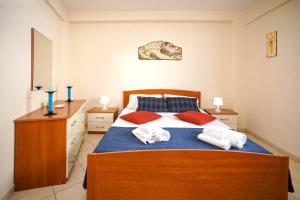 マルツァメミにあるMarzamemi Vacanzeのベッドルーム1室(ベッド1台、タオル2枚付)