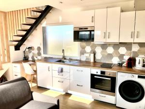 Dapur atau dapur kecil di La Parenthèse Balnéo T2 Cosy de 40m² avec terrasse +12 gambar