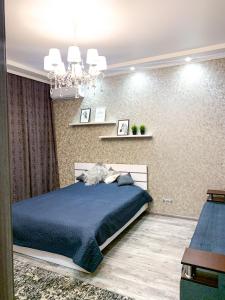 Кровать или кровати в номере Apartment nearby the Krytyy rynok