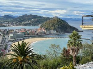 Imagen de la galería de Usandizaga Apartment, Second line beach, free Parking, en San Sebastián