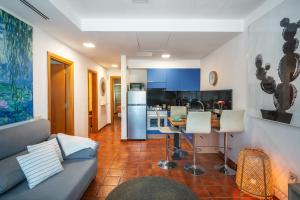 Chada Morro Jable في مورو جابل: غرفة معيشة مع أريكة ومطبخ