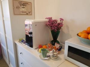 羅馬的住宿－B&B Girasole Guesthouse，一个带咖啡壶和一碗橙子的柜台
