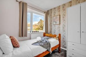 a bedroom with a bed and a window at Perfect for Contractors - Canterbury - Free parking - Ultra WiFi in Canterbury