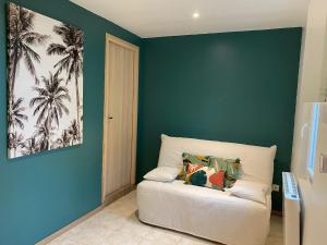 Tressan的住宿－Le Clos Bellevue，一间设有白色沙发及蓝色墙壁的客房
