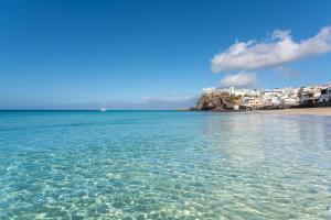 vista su una spiaggia con una città sullo sfondo di Chada Morro Jable a Morro del Jable