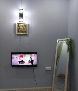 En TV eller et underholdningssystem på Kito's Homestay PASIR TUMBOH - 3 bedroom