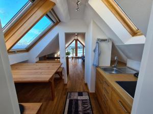 Küche/Küchenzeile in der Unterkunft Ferienwohnung Rotmoosblick direkt am Rande unberührter Natur