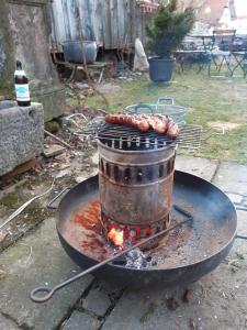 Ein für Gäste verfügbarer Grill in der Ferienwohnung