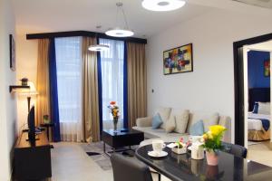 الديار سوا للشقق الفندقية في أبوظبي: غرفة معيشة مع أريكة وطاولة
