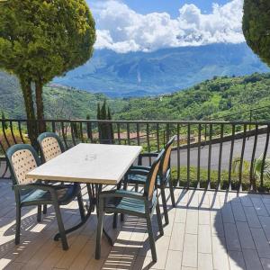 una mesa y sillas en un balcón con vistas en Casa Vacanze Sole, en Tremosine Sul Garda