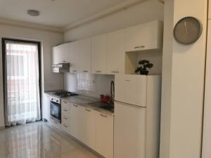A cozinha ou kitchenette de Apartament regim hotel