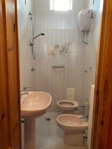 Koupelna v ubytování Residenza Miramonti + 24 fotografií