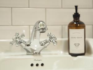 eine Flasche Alkohol auf einem Waschbecken in der Unterkunft B&B Rutgården in Norberg + 31 Fotos