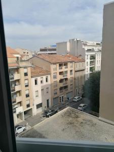 uma vista a partir de uma janela de um parque de estacionamento com edifícios em Dadla em Marselha