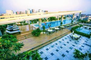 een uitzicht op een zwembad boven een gebouw bij FARS Hotel & Resorts - BAR-Buffet-Pool-SPA in Dhaka