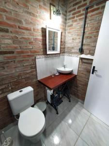 卡内拉Cabanas El Polista的配有白色马桶和水槽的浴室