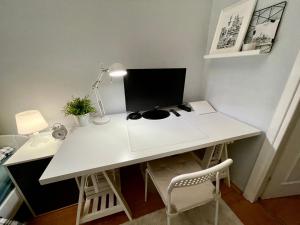 Televízia a/alebo spoločenská miestnosť v ubytovaní ROYAL 2 Old Town fast WiFi Netflix HBO AppleTV+