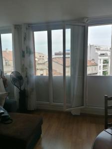 uma sala de estar com uma grande janela com vista em Dadla em Marselha