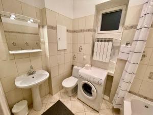 Kúpeľňa v ubytovaní ROYAL 2 Old Town fast WiFi Netflix HBO AppleTV+ + 34 fotografií