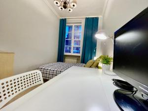 Televízia a/alebo spoločenská miestnosť v ubytovaní ROYAL 2 Old Town fast WiFi Netflix HBO AppleTV+