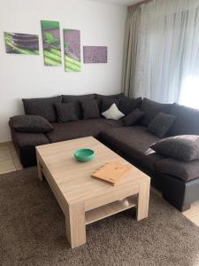 ein Wohnzimmer mit einem Sofa und einem Couchtisch in der Unterkunft Ferienwohnung Waldblick in Todtnau