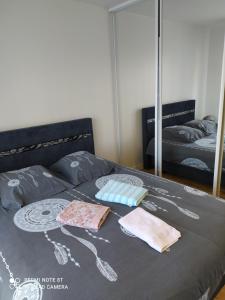 uma cama com duas toalhas em cima em DEAUVILLE STAR LUXE em Deauville