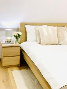 Кровать или кровати в номере Apartament w samym sercu miasta z DARMOWYM PARKINGIEM Pod Złotym Lwem -hotel VI +18 фотографий