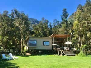 a tiny house in the middle of a yard at Cabañas Almalik in Ralún