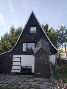 Maison noire et blanche avec garage dans l'établissement Ferienhaus Wittmann, à Kurort Oberwiesenthal