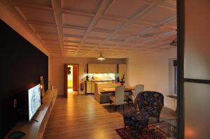 a living room with a table and a dining room at SLEEP INN Appartement in Amblève