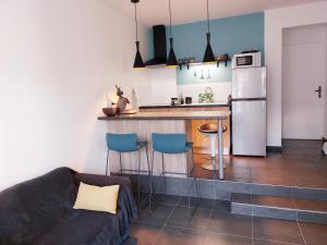sala de estar con sofá y cocina en Charmant pied-à-terre coeur de ville en Pointe-à-Pitre