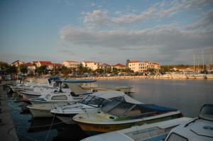 Banda łodzi zakotwiczona w porcie w obiekcie Apartment Latinovic w mieście Vodice