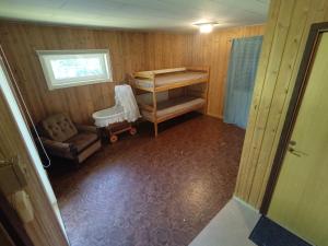 einen Blick über ein Zimmer mit einem Stuhl und einem Tisch in der Unterkunft Lagomhuset - A peaceful holiday in Swedish Lapland in Vidsel