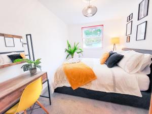 een slaapkamer met een bed en een bureau bij 4bd Hidden gem by Brighton Station in Brighton & Hove