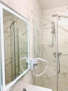 a bathroom with a shower and a sink and a mirror at Apartament w samym sercu miasta z DARMOWYM PARKINGIEM Pod Złotym Lwem -hotel VI in Kłodzko