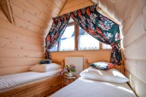 Posteľ alebo postele v izbe v ubytovaní Osada Małe Ciche DOMEK z Bali