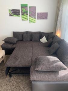 ein Schlafzimmer mit einem großen Bett und einem Sofa in der Unterkunft Ferienwohnung Waldblick in Todtnau