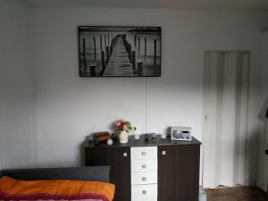 une chambre avec un lit et un tableau au mur dans l'établissement Projekt Ferienhaus am See inkl. W-LAN, Betwäsche und Netflix, à Jürgenshagen