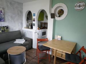 un salon avec un canapé et une table dans l'établissement Projekt Ferienhaus am See inkl. W-LAN, Betwäsche und Netflix, à Jürgenshagen