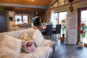 sala de estar con sofá y cocina en West Horizon holiday cottage, en Lochinver
