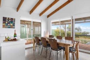 Χώρος καθιστικού στο Bay Beach House - A Family & Pet Friendly Favourite with Direct Beach Access
