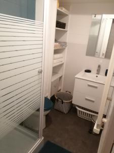 Ένα μπάνιο στο Petite habitation meublée